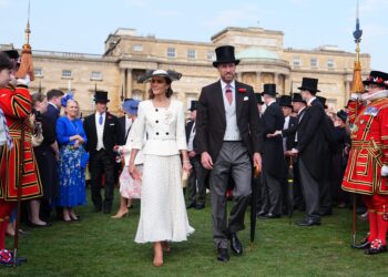 Kate Middleton e Príncipe William oferecem festa no jardim do Palácio de Buckingham