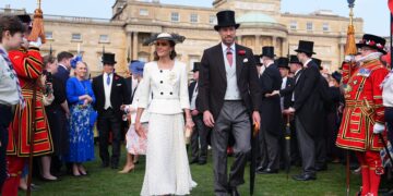 Kate Middleton e Príncipe William oferecem festa no jardim do Palácio de Buckingham