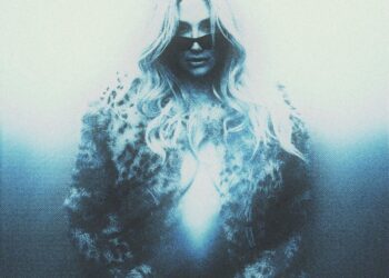 Kesha ousa em look em novas fotos no elevador