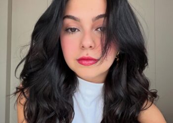 Klara Castanho aposta em visual com "cabelão" e ganha elogio de Maisa: "Linda"
