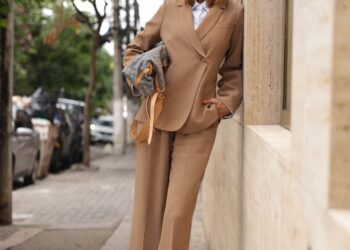 Look de luxo! Ana Paula Siebert aposta em produção monocromática passeio em SP