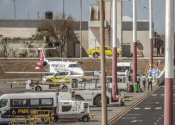 Avião que decolou de Cabo Verde por surto de hantavírus faz escala nas Canárias
