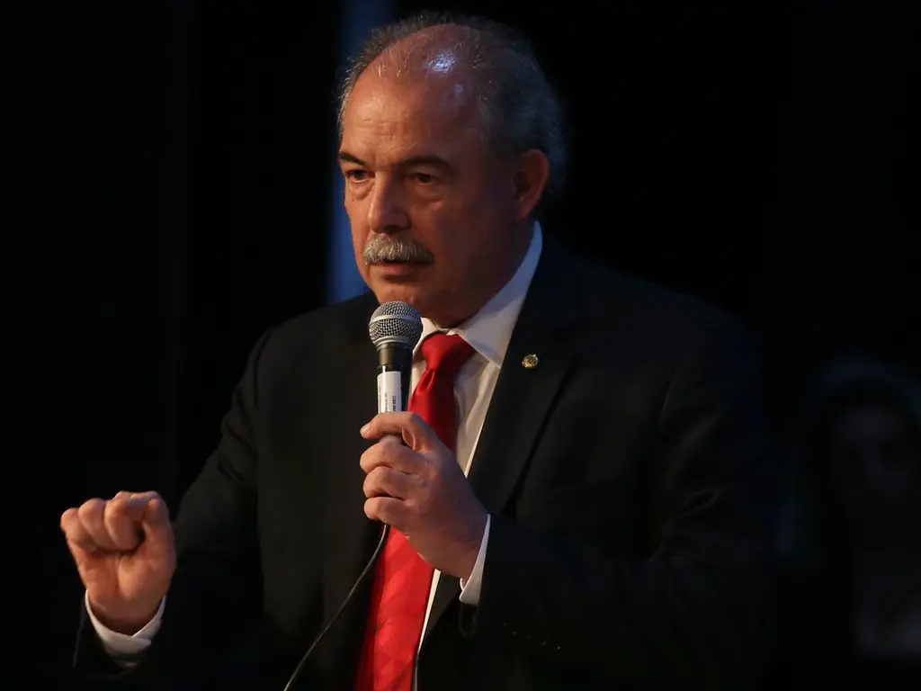 Papel do Estado é proteger economia de choque do petróleo, afirma Mercadante