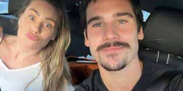 Nicolas Prattes celebra Dia das Mães com Giselle Prattes e web compara: "Achei que era irmã"