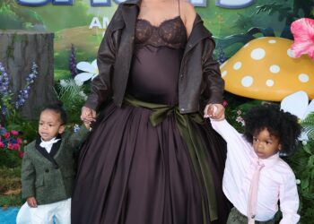 Nova tatuagem de Rihanna homenageia os filhos com desenho feito por eles