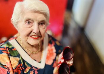 O legado de Estelinha Bezerra, influenciadora de 96 anos que desafiou a velhofobia com batom vermelho