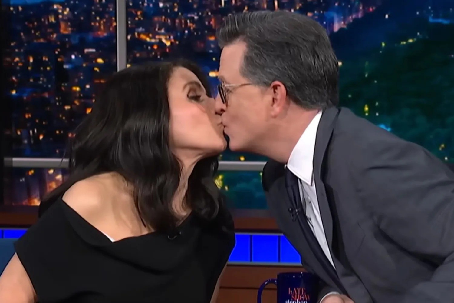 Pedro Pascal brinca com Stephen Colbert após beijo do apresentador em Julia Louis-Dreyfus: “Fiquei com ciúmes”