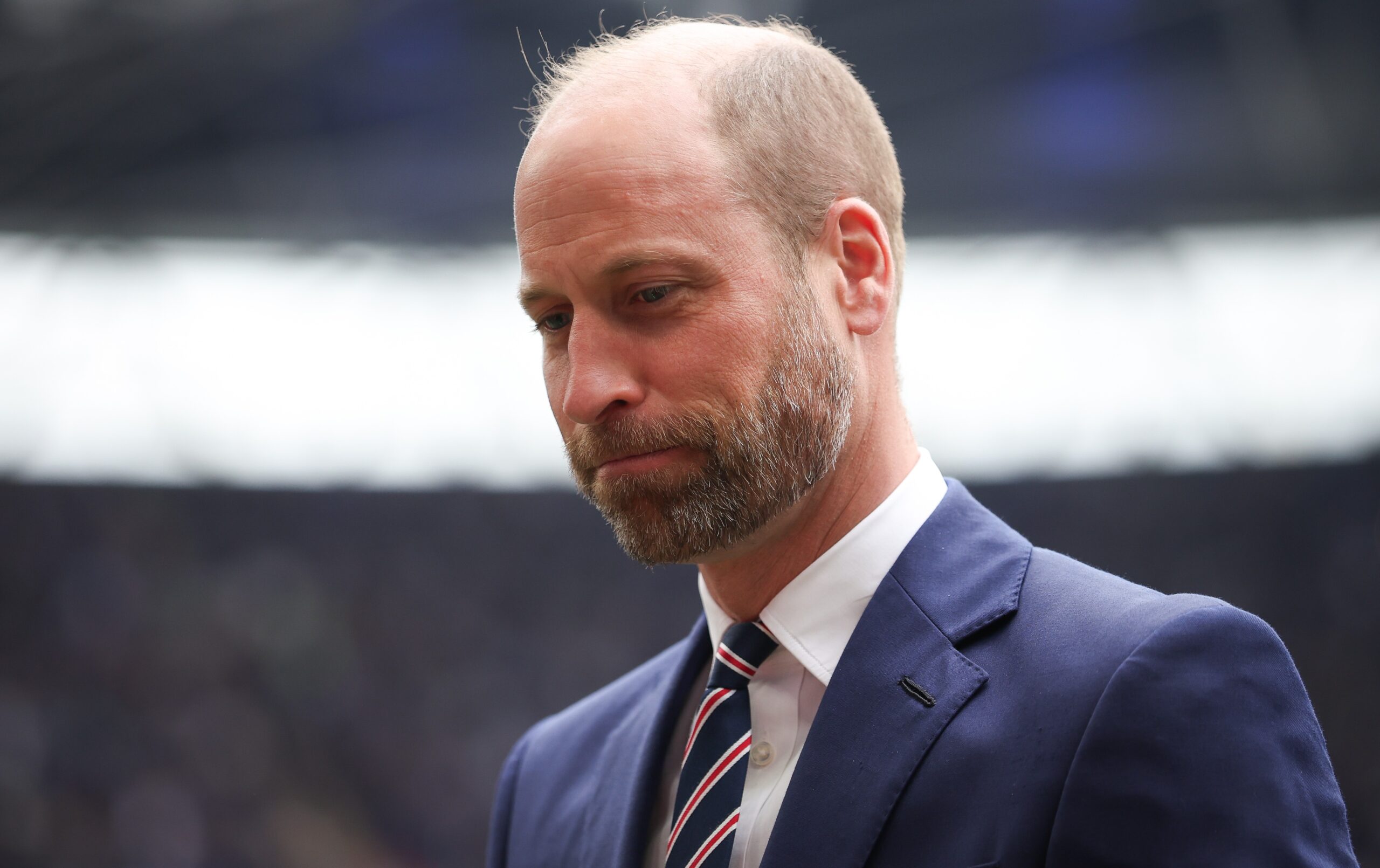 Príncipe William entrega troféu na final da FA Cup e Kate revela rituais da família para ver futebol