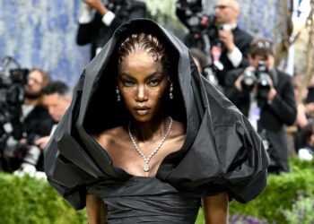 Próteses no cabelo, lágrimas 3D e pintura corporal: por trás do look de Anok Yai no Met Gala 2026