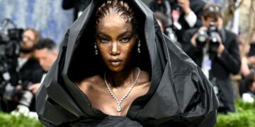Próteses no cabelo, lágrimas 3D e pintura corporal: por trás do look de Anok Yai no Met Gala 2026