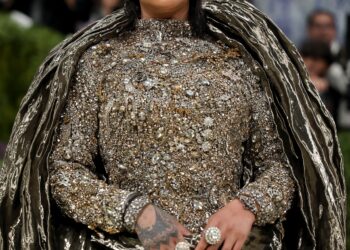 Rihanna surge no Met Gala 2026 com aplicações de cachos metálicos e pedraria