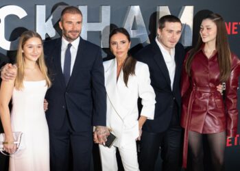 Romeo Beckham inicia o fim de semana com look all black