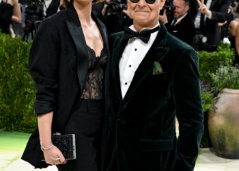 Stanley Tucci detalha casamento com Felicity Blunt e como superou os 21 anos de diferença