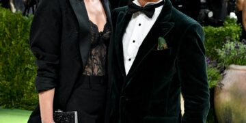 Stanley Tucci detalha casamento com Felicity Blunt e como superou os 21 anos de diferença