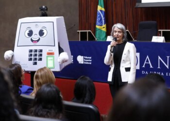Urna eletrônica acabou com fraudes nas eleições, diz Cármen Lúcia