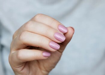Unhas de inverno 2026: as cores e nail arts que vão dominar a estação