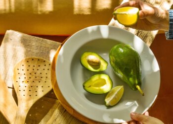 Chá de caroço de abacate e limão: para que serve e como preparar