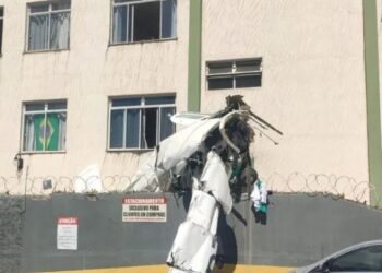 Avião de bimotor cai e bate em prédio em Belo Horizonte