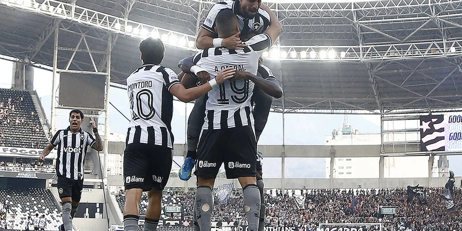 Botafogo vence Corinthians pelo Brasileirão com três de Arthur Cabral