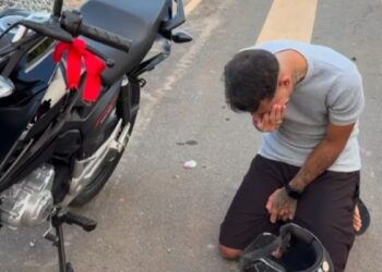 Gustavo Tubarão presenteia amigo que teve moto roubada