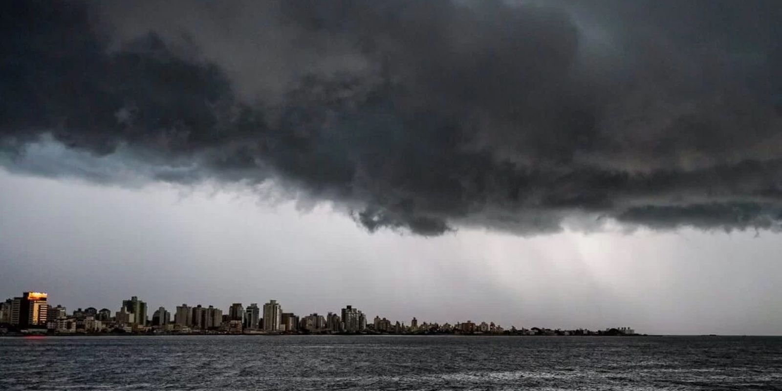 Ciclone deve provocar temporais e rajadas de vento em Santa Catarina