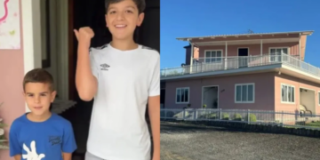 Crianças conquistam a internet ao apresentar casa giratória da bisavó