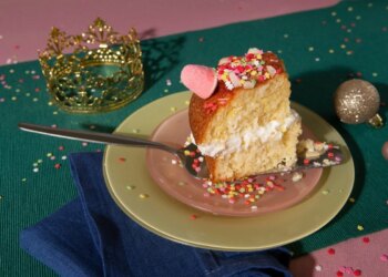 Pó para decoração de bolos causa internação de bebê e mãe faz alerta