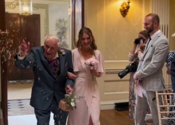 Avô de 95 anos emociona ao ser "florista" em casamento da neta