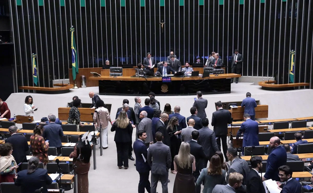 Câmara aprova projeto que dá 15 anos para partido pagar multa e libera disparos de mensagens