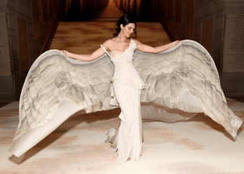 Kendall Jenner evoca deusa grega no Met Gala
