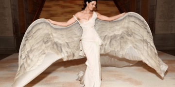 Kendall Jenner evoca deusa grega no Met Gala