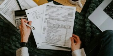 Renda recorde do brasileiro é engolida por dívidas e juros, aponta estudo do CLP