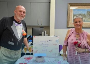 Paciente com câncer ganha renovação de votos emocionante no hospital
