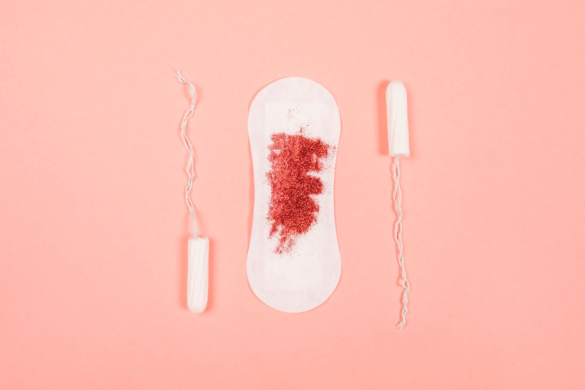 O que a cor do sangue menstrual pode revelar sobre sua saúde
