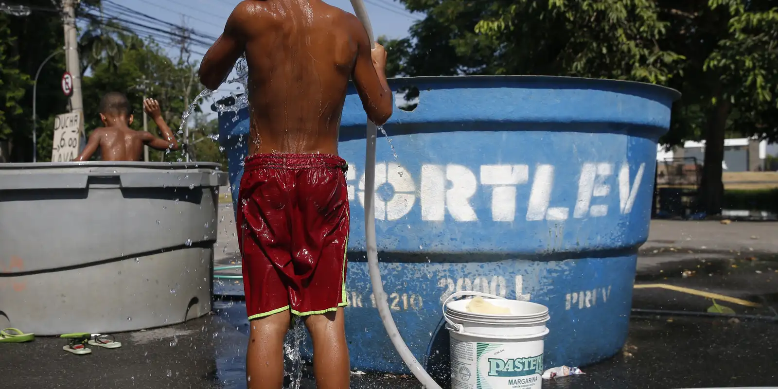 1,1 bilhão de crianças no mundo enfrenta riscos climáticos, alerta Unicef