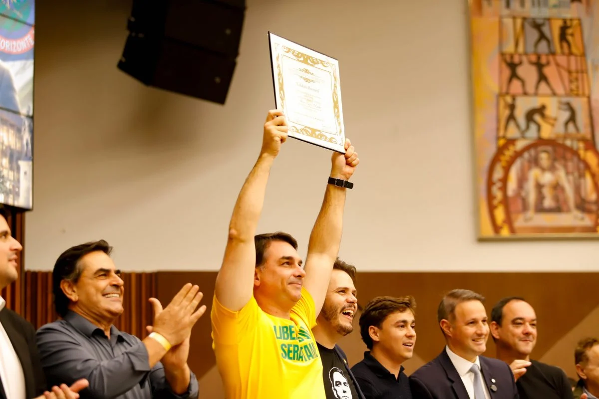 Sob protestos, Flávio Bolsonaro recebe título de cidadão honorário de Belo Horizonte