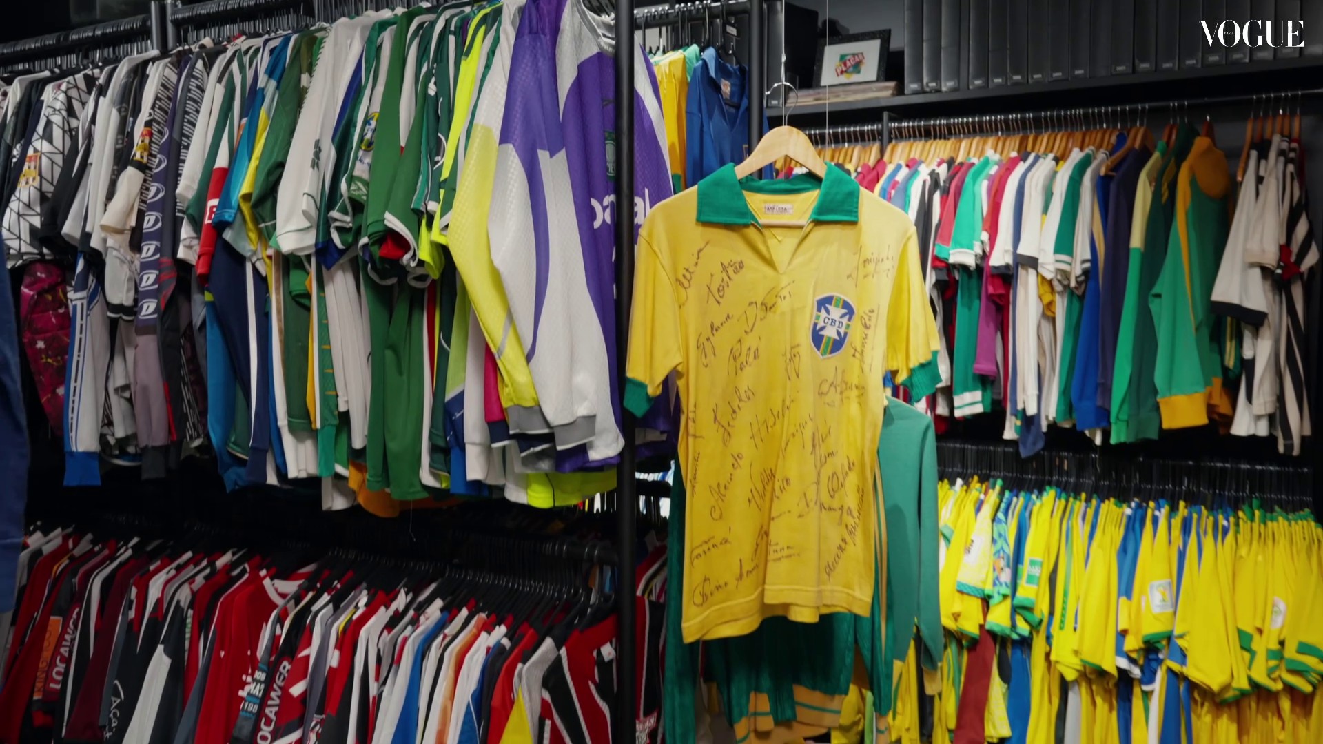 Acervo do maior colecionador de camisas de futebol do mundo é preservado com rigor