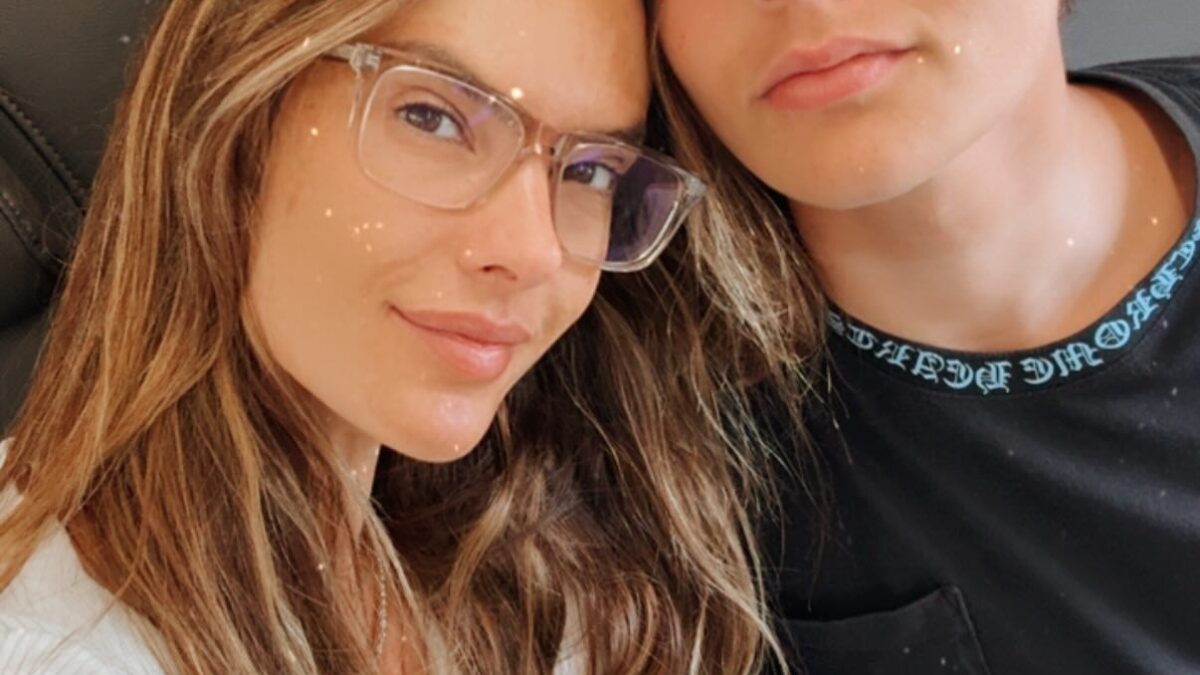 Alessandra Ambrosio embarca para a Copa do Mundo com o filho Noah: 'Partiu'
