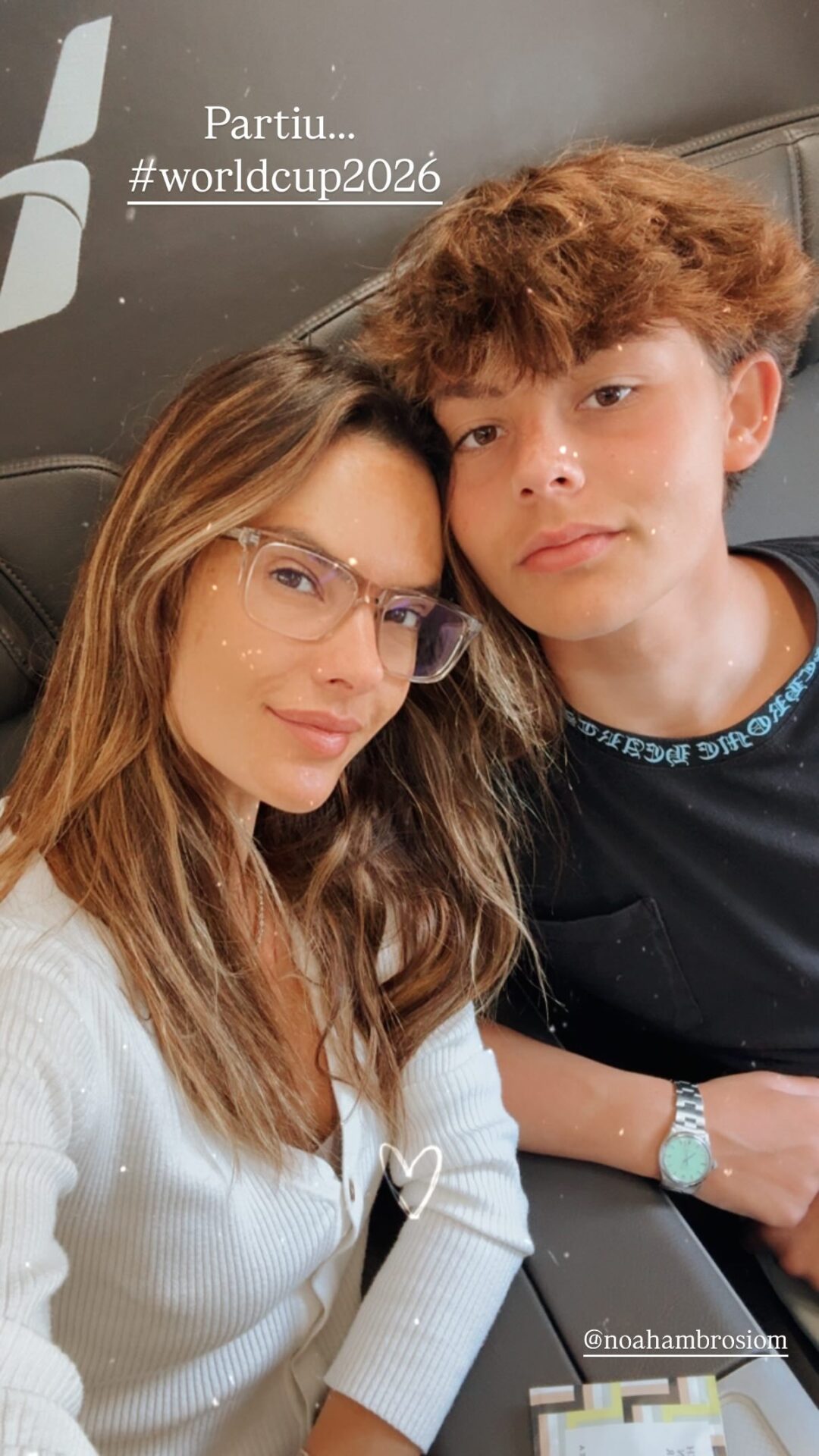 Alessandra Ambrosio embarca para a Copa do Mundo com o filho Noah: 'Partiu'