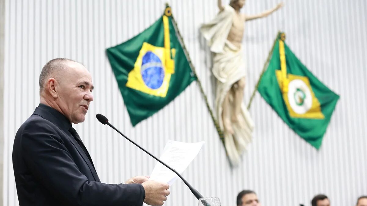Aliado de Flávio Bolsonaro afirma que Michelle aceitou aliança com Ciro Gomes em abril