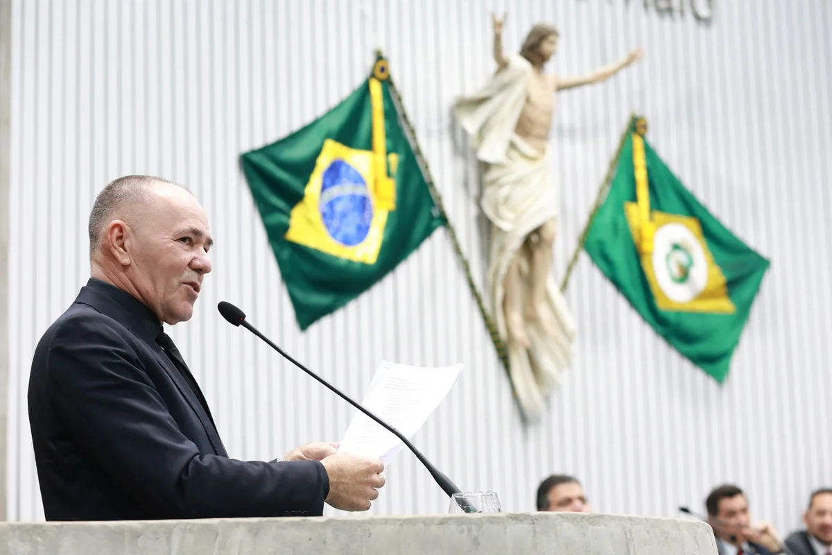 Aliado de Flávio Bolsonaro afirma que Michelle aceitou aliança com Ciro Gomes em abril