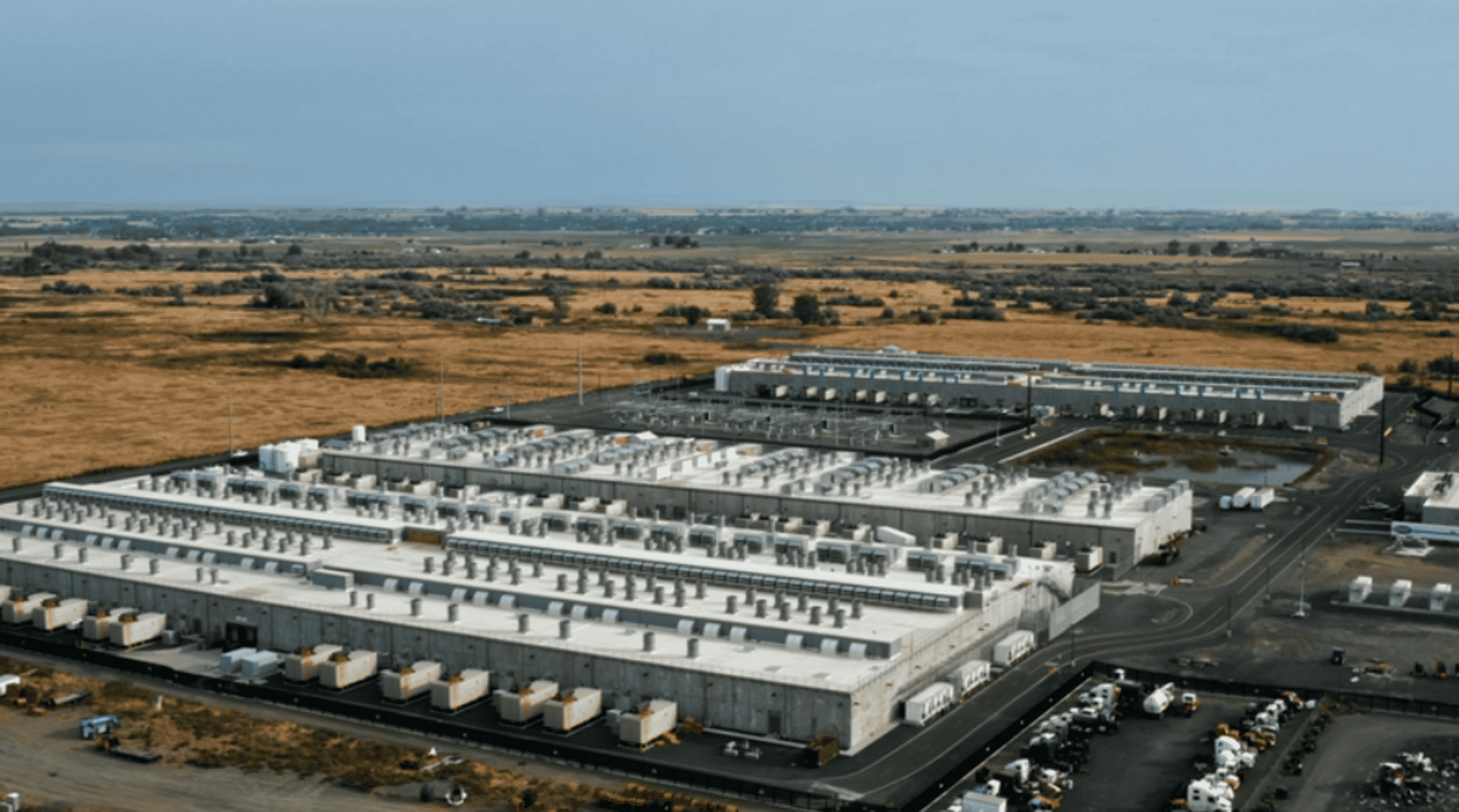 Amazon consome 9,46 bilhões de litros de água em data centers e gera debate ambiental