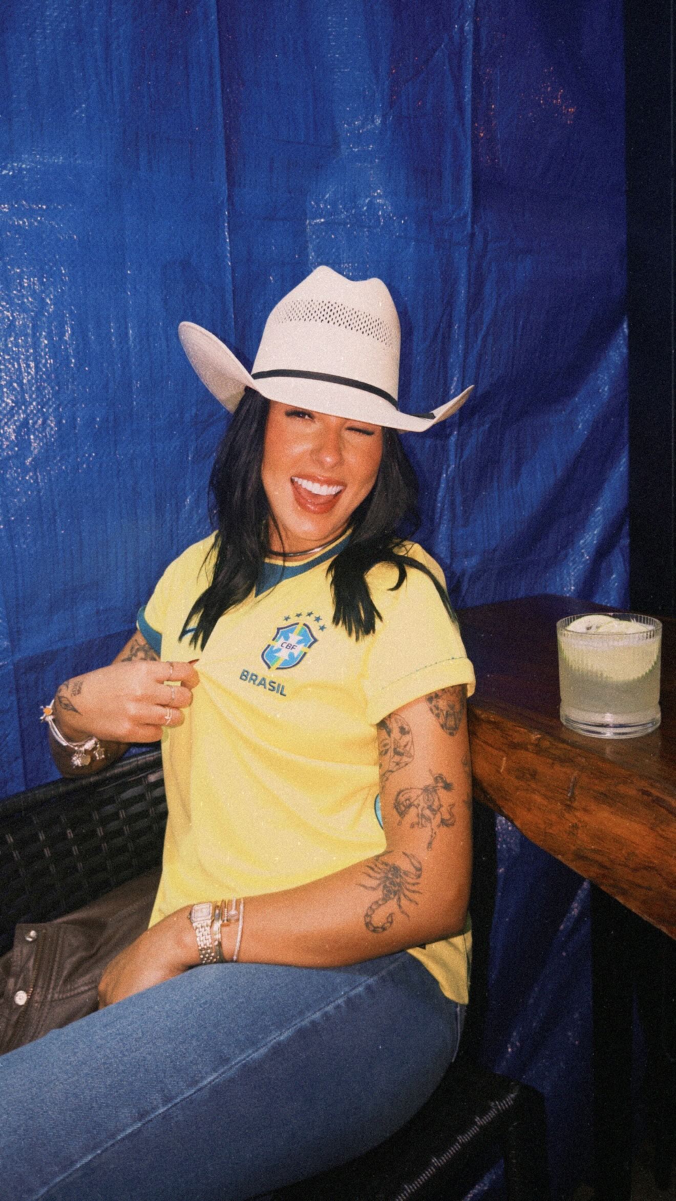 Ana Castela exibe estilo 'Boiadeira' e look de torcedora na estreia do Brasil na Copa