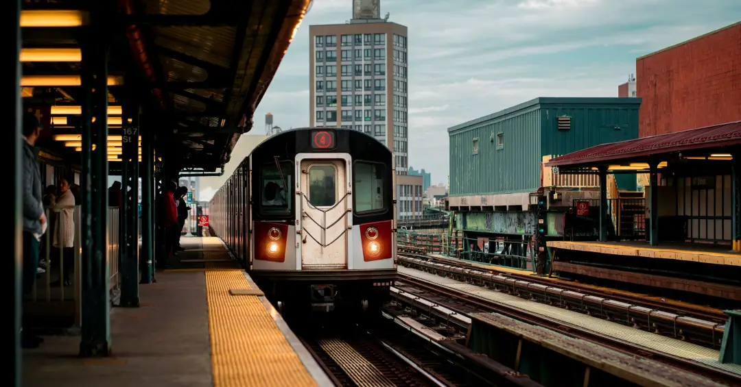 Ana Maria Braga acha Uber caro e pega metrô em Nova York
