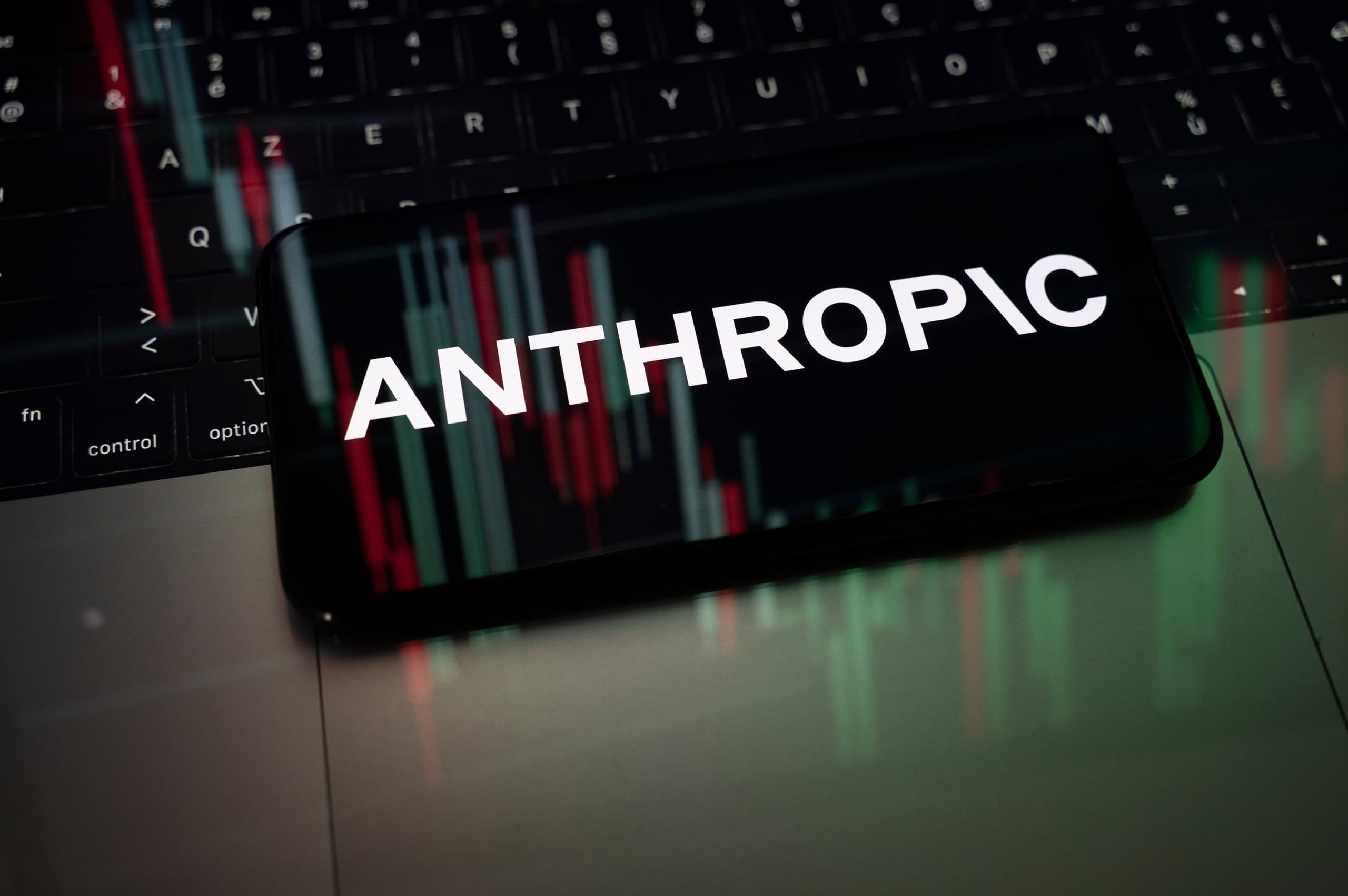 Anthropic enfrenta críticas por bloqueios excessivos em nova IA de cibersegurança