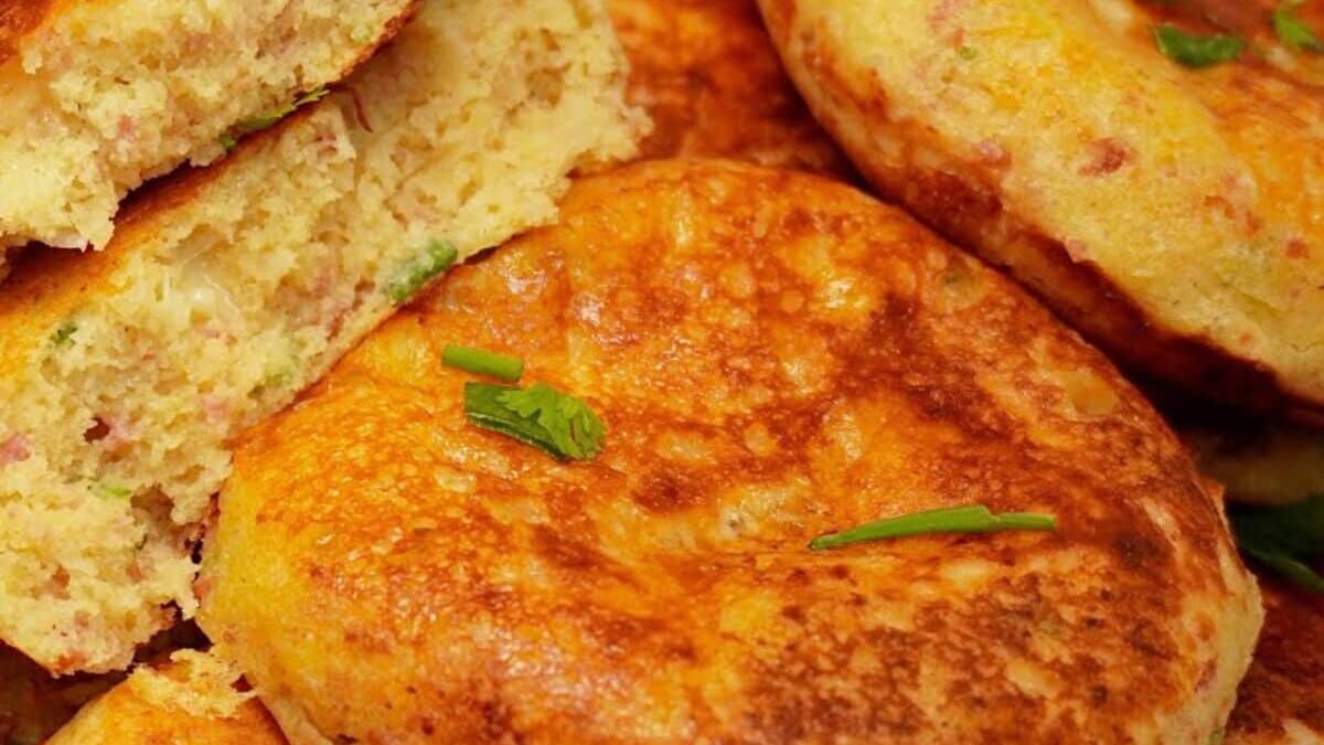 Aprenda a fazer bolinho salgado de fubá na frigideira de forma rápida e prática