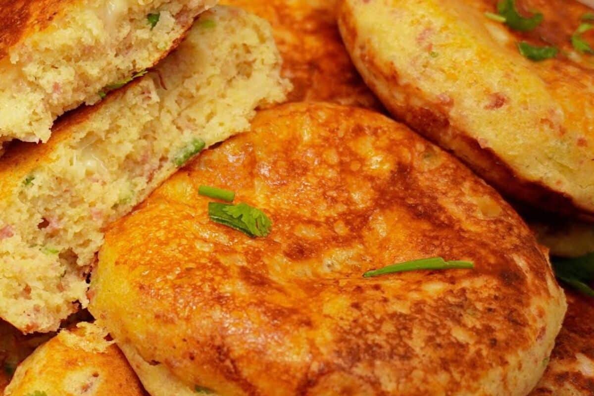 Aprenda a fazer bolinho salgado de fubá na frigideira de forma rápida e prática