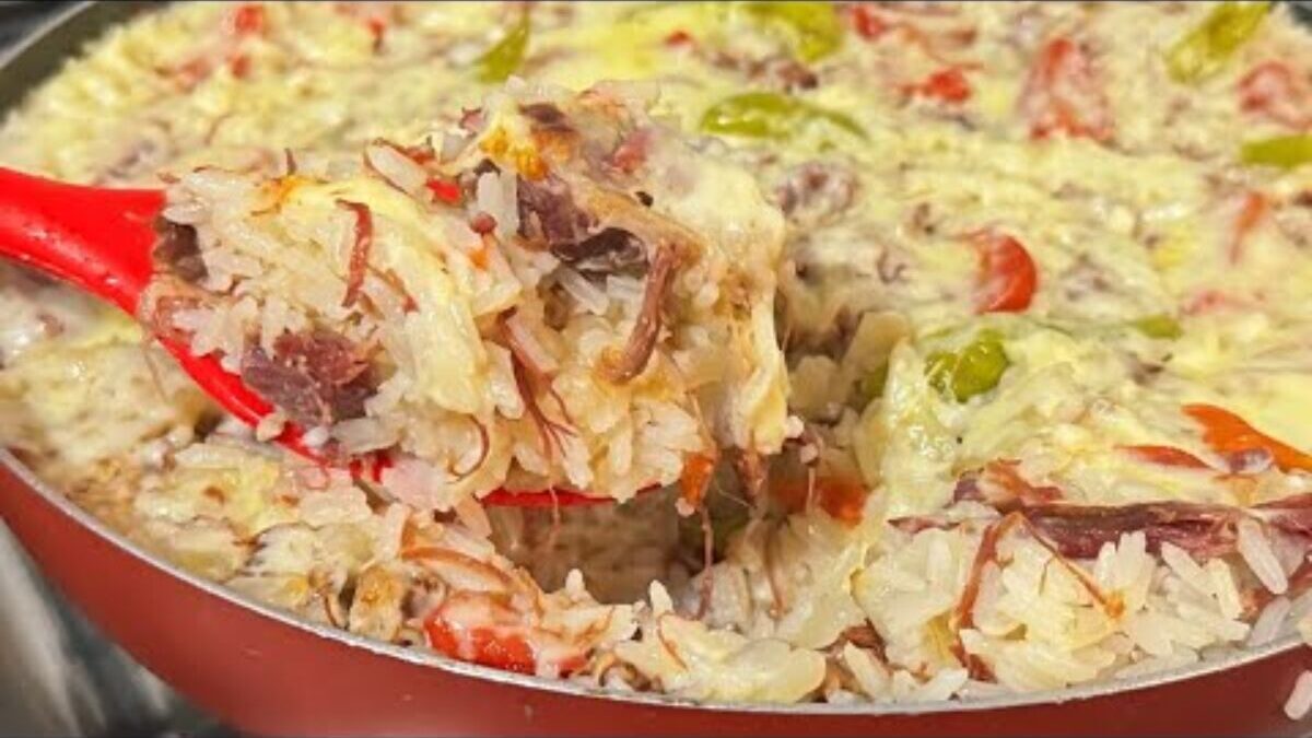 Aprenda a fazer um delicioso arroz com carne seca em uma panela só