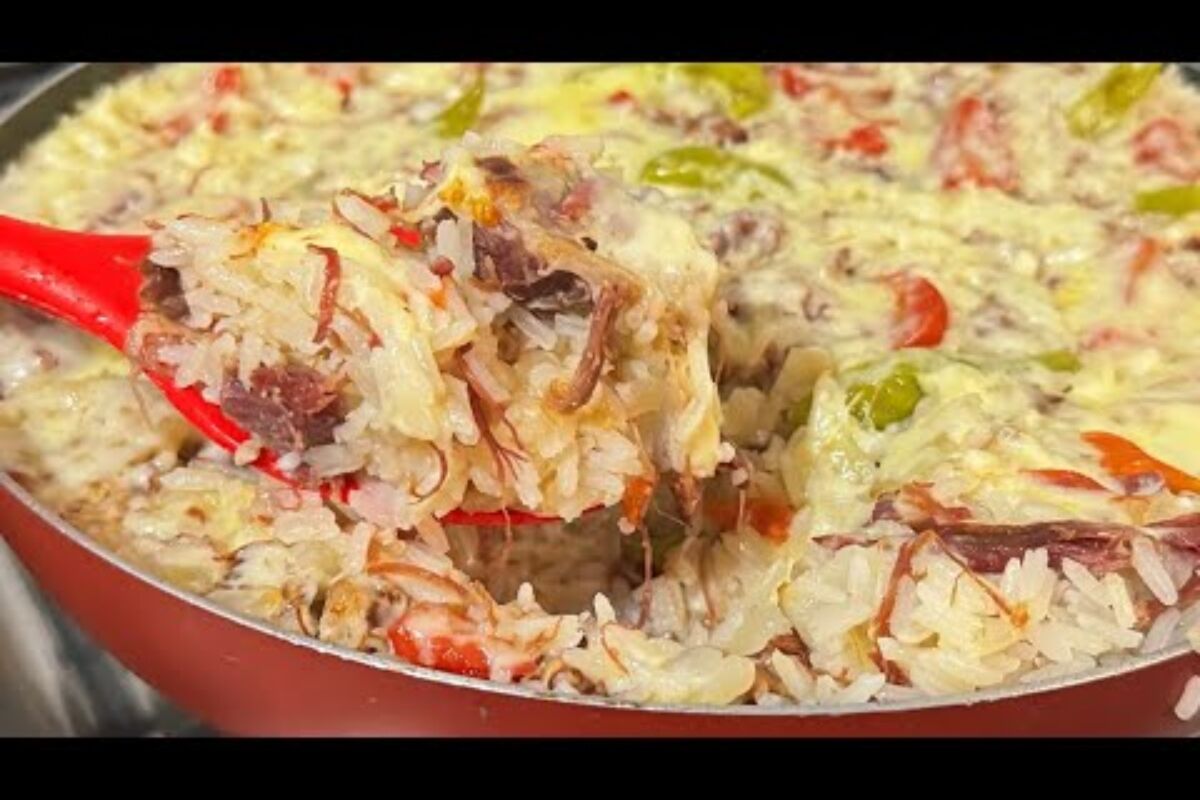 Aprenda a fazer um delicioso arroz com carne seca em uma panela só