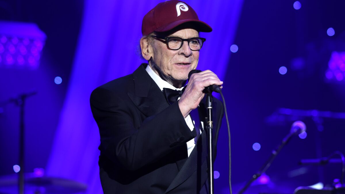 Art Garfunkel revela segredo de quase 40 anos de casamento: "Sou louco pela minha esposa"